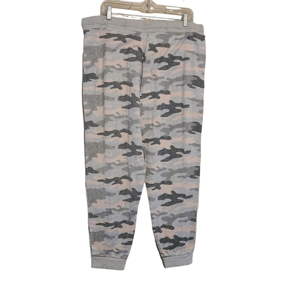 Secret Treasures | Women's Gray Camo Print Loungewear Pants Set or PJs (Size XL) - Picture 14 of 15
